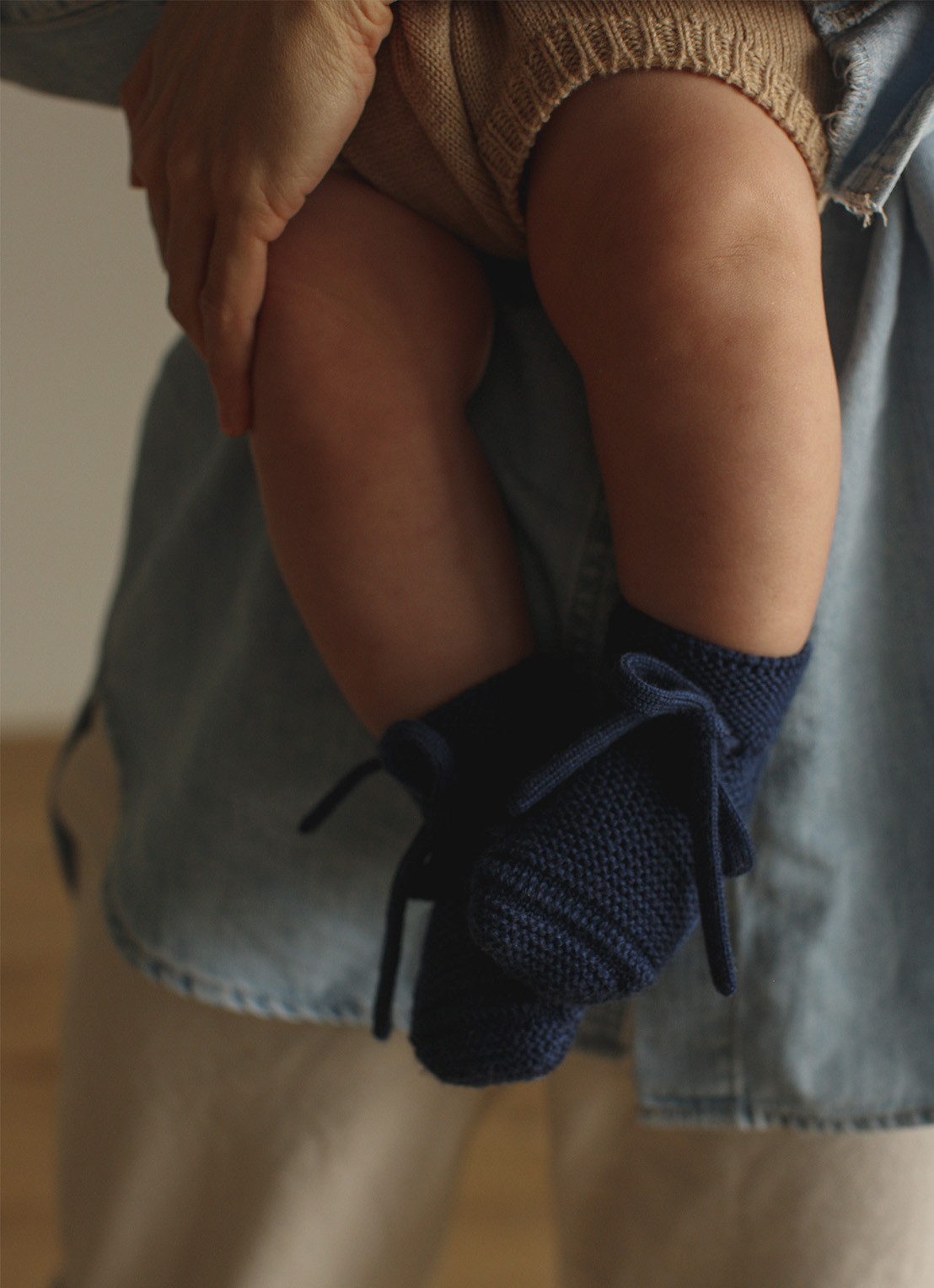 Hvid Gebreide babyslofjes van wol - voorkant 3 royalblauw