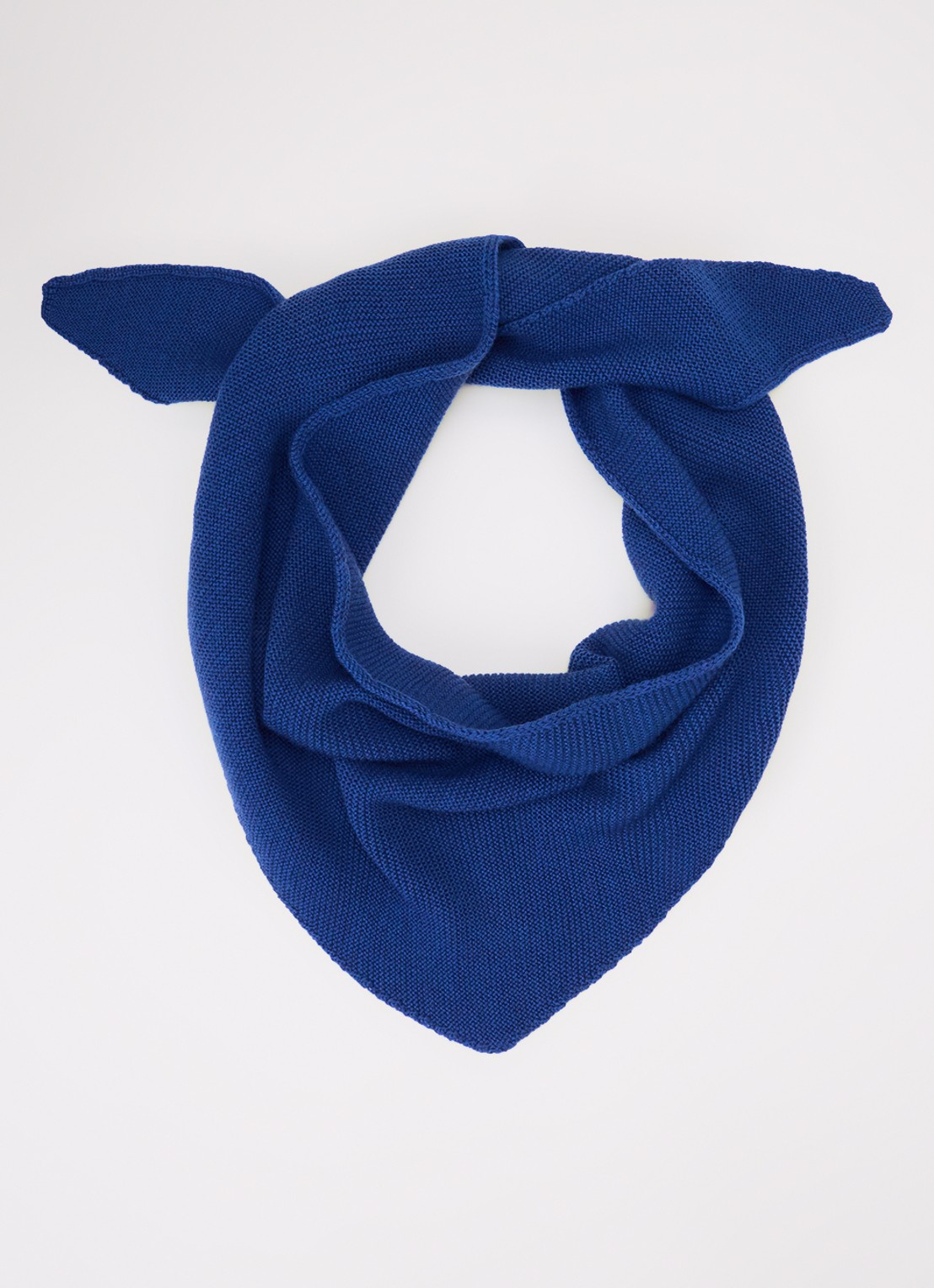 Hvid Josephina grofgebreide sjaal van merino wol 135 x 35 cm - voorkant kobaltblauw