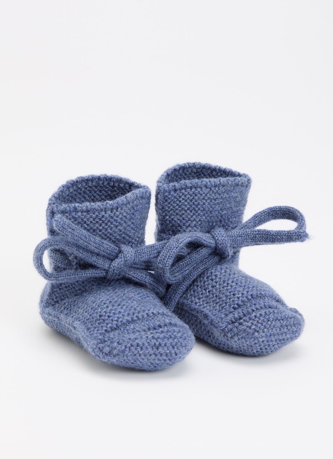 Hvid Original Booties babyslofje met strikdetail - voorkant staalblauw
