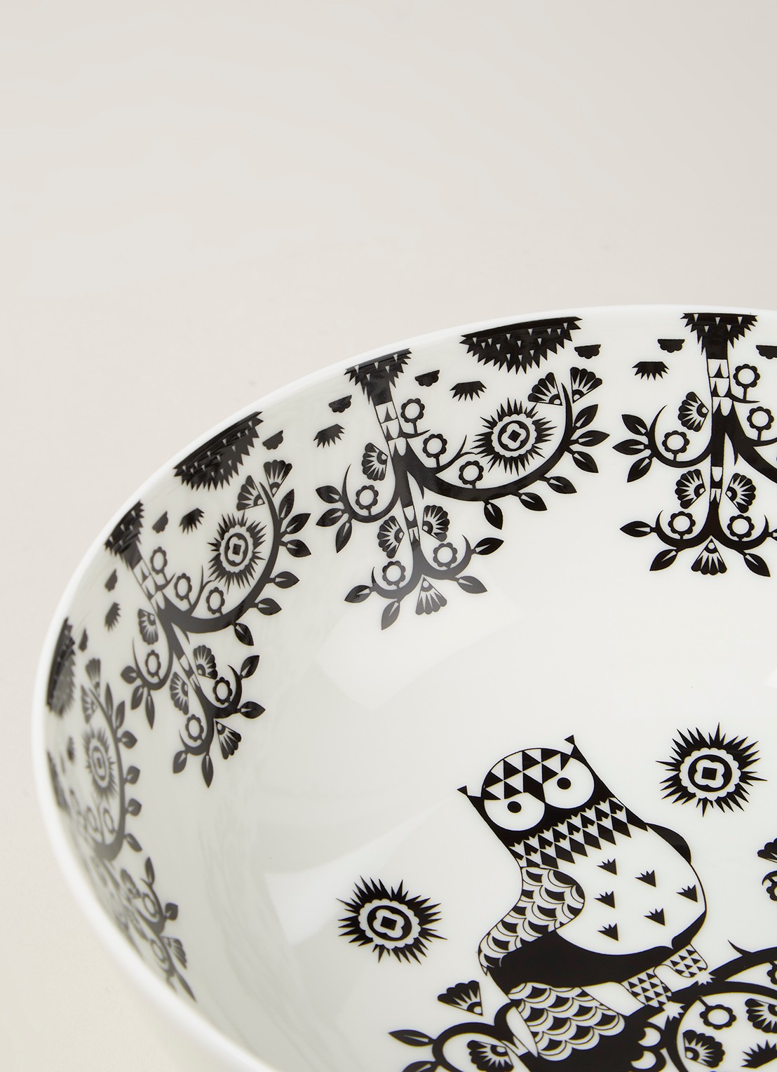 Iittala Diep bord 20 cm - detail zwart