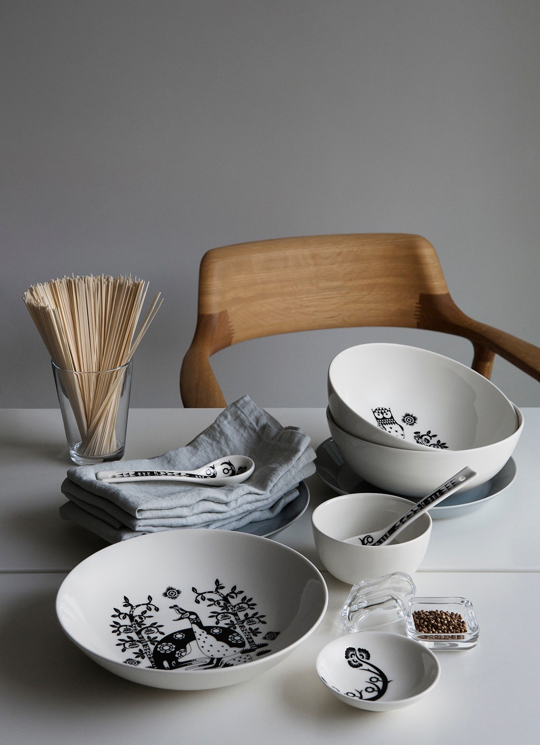 Iittala Dinerbord 27 cm - detail zwart