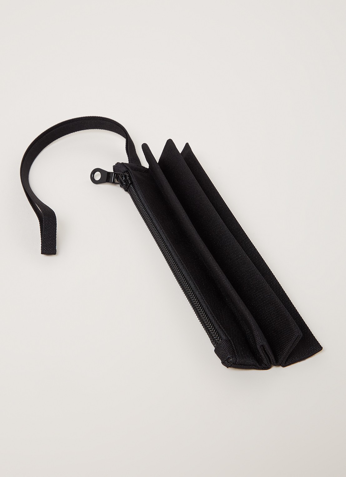 Iittala IXI Issey Miyake clutch met vouwdessin - detail 2 zwart