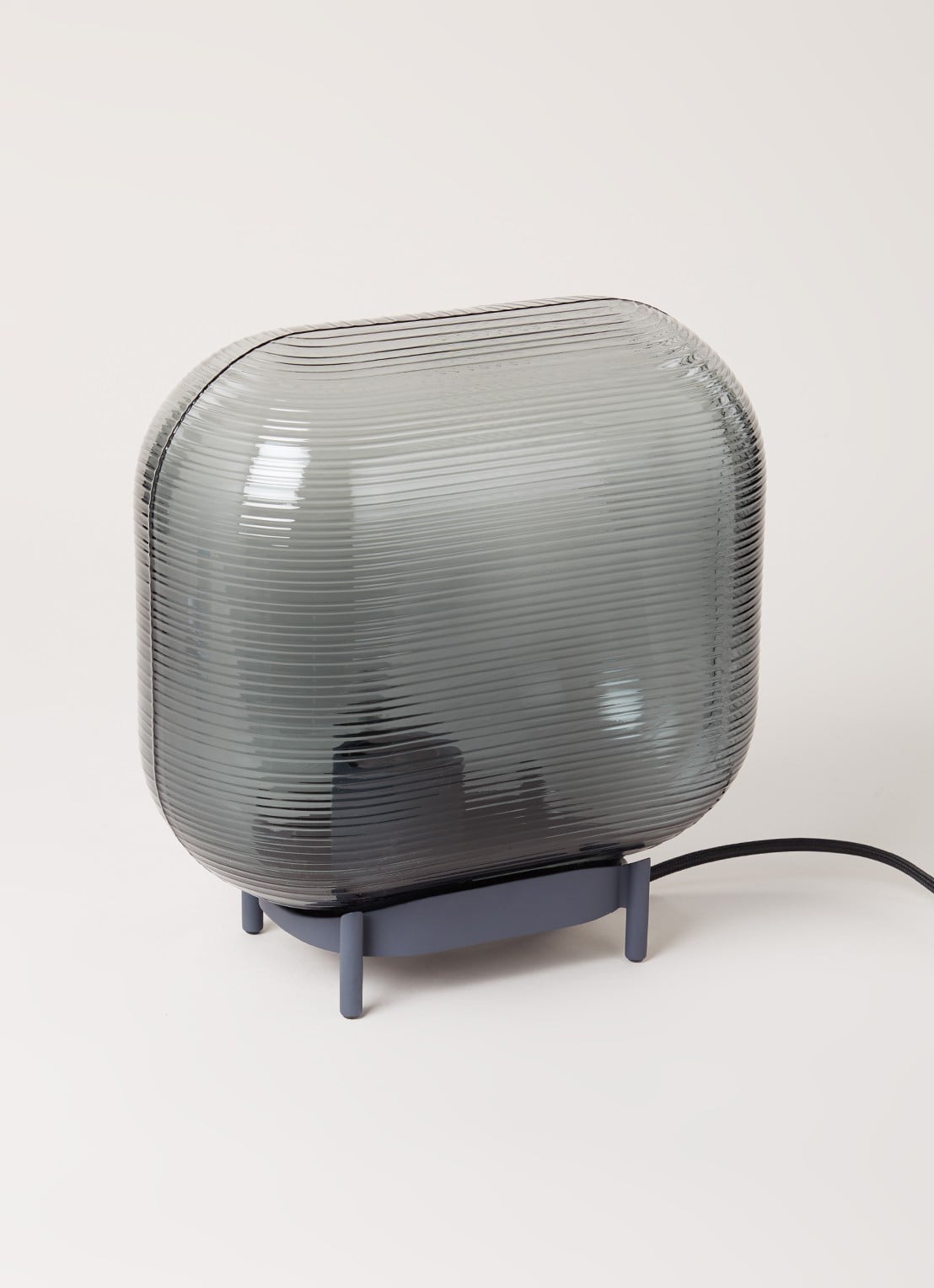 Iittala Virva tafellamp 25 x 14,8 x 25,5 cm - voorkant 2 donkergrijs
