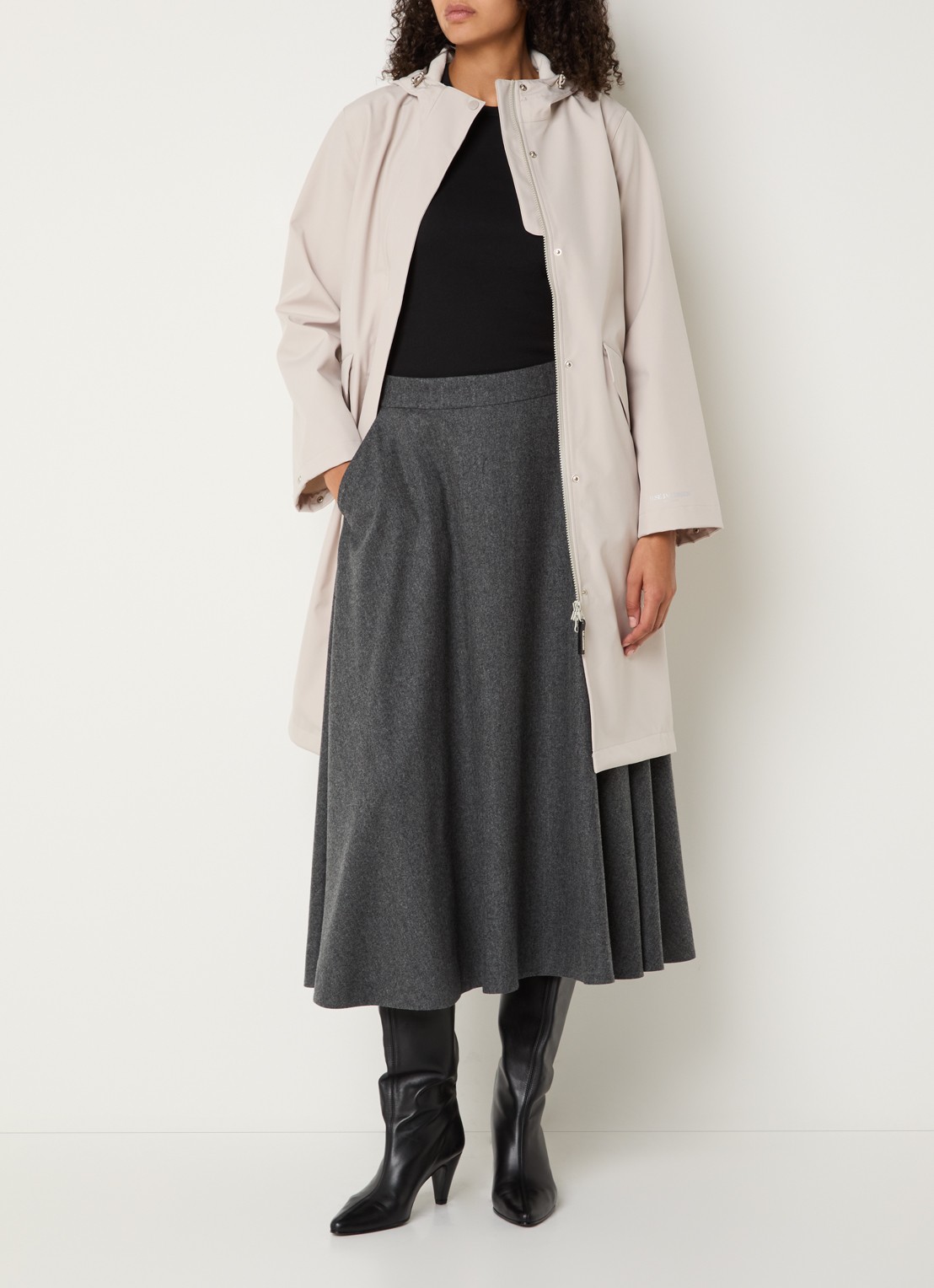 Ilse Jacobsen Daybreak softshell regenjas met klepzakken - voorkant 3 beige