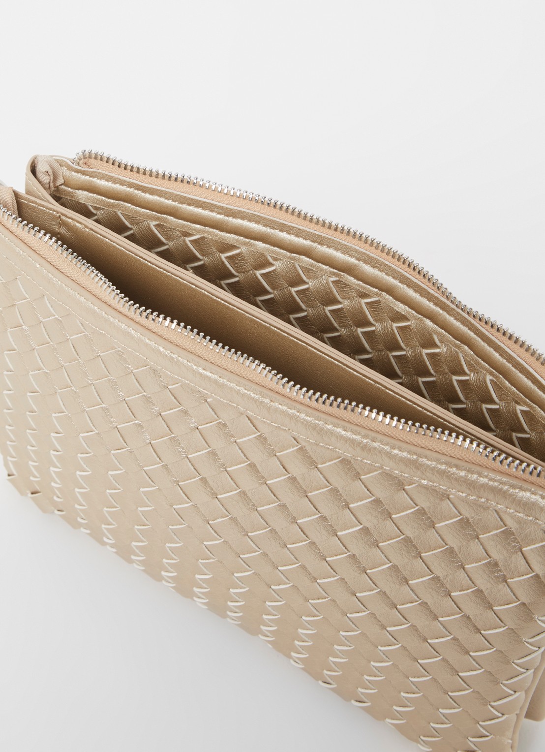 Ilse Jacobsen Gevlochten clutch met afneembare schouderriem - detail 3 goud