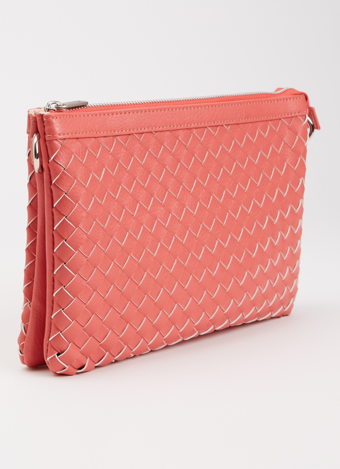 Ilse Jacobsen Gevlochten clutch met afneembare schouderriem - achterkant 4 koraalrood