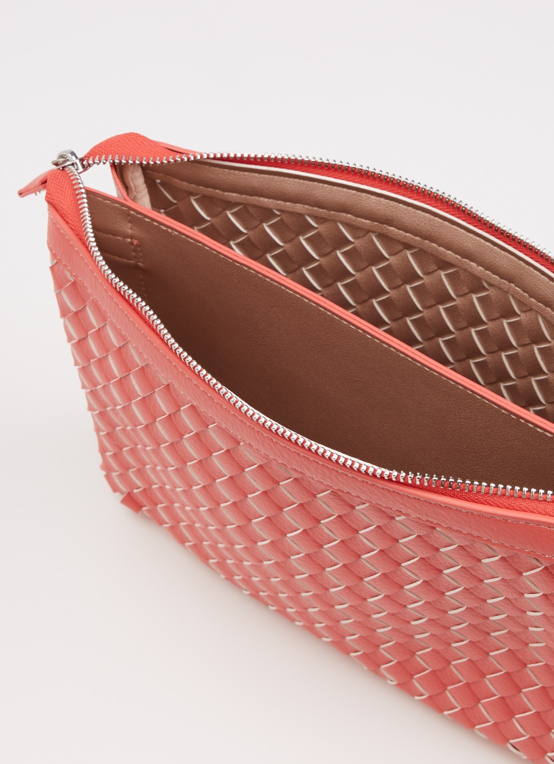 Ilse Jacobsen Gevlochten clutch met afneembare schouderriem - detail 2 koraalrood