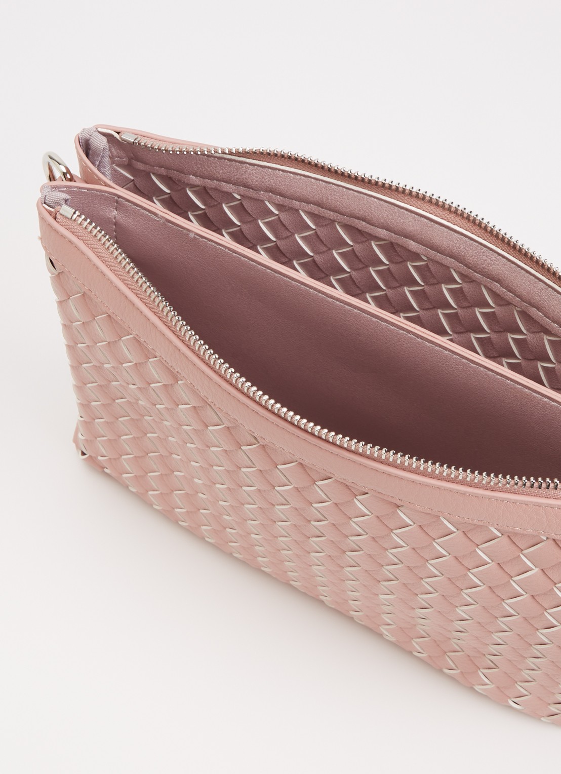 Ilse Jacobsen Gevlochten clutch met afneembare schouderriem - detail 3 zalmroze