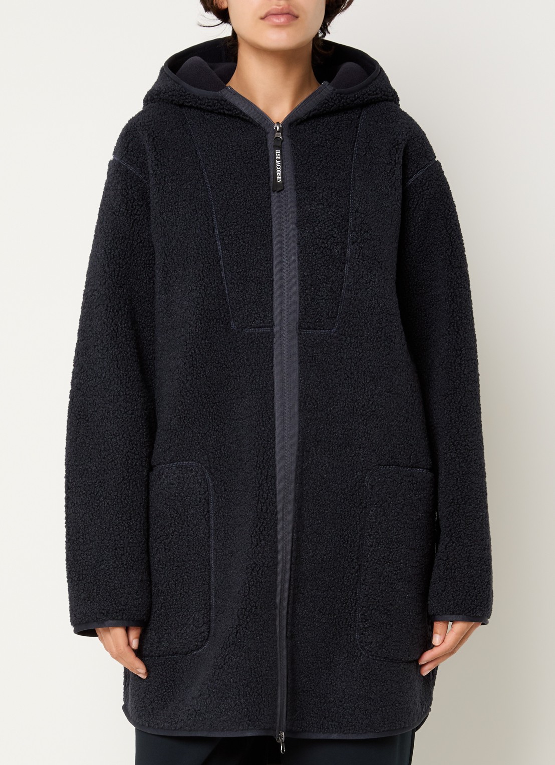 Ilse Jacobsen Longline jack van teddy met capuchon - detail zwart