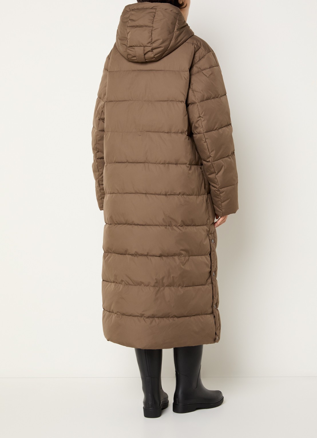 Ilse Jacobsen Longline puffer jack met capuchon - achterkant 2 bruin