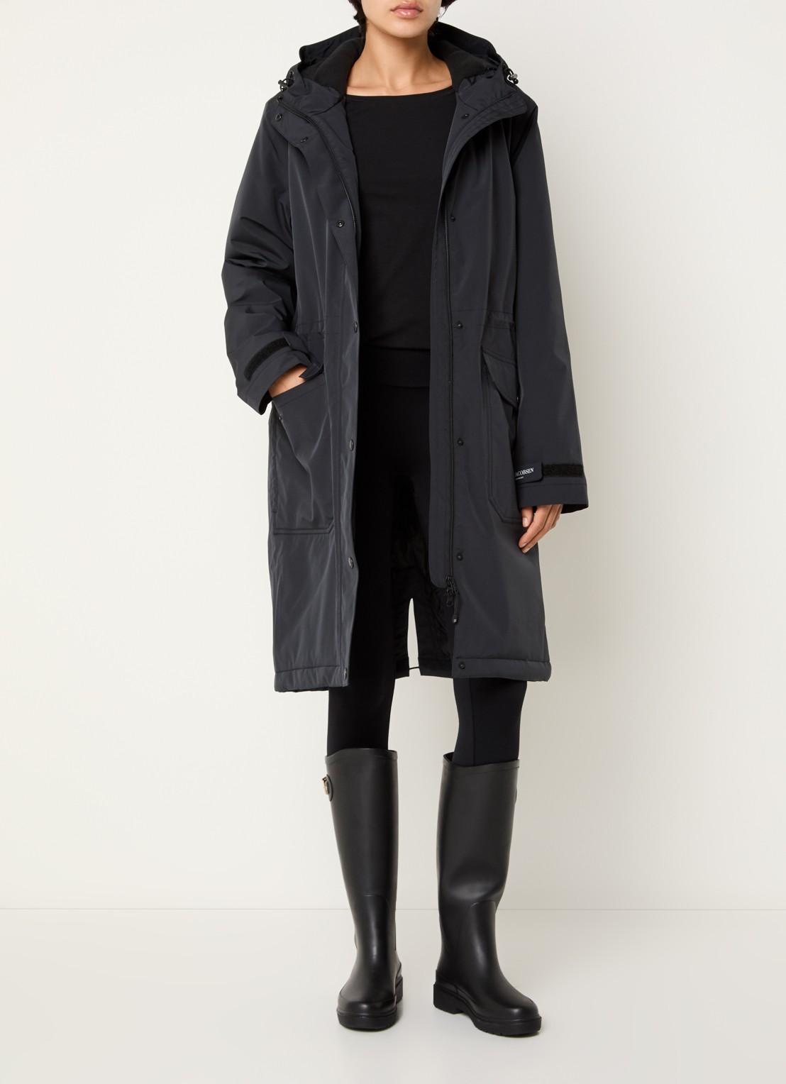 Ilse Jacobsen Longline regenjas met klepzakken - voorkant 4 zwart