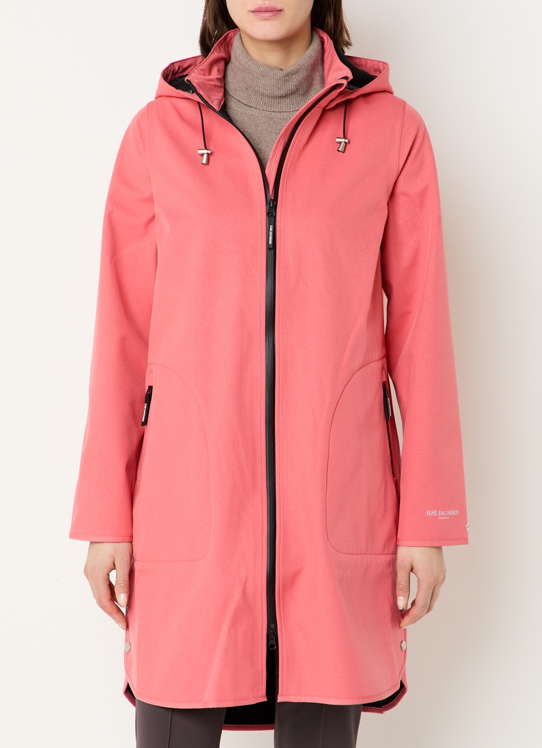 Ilse Jacobsen Rain128 softshell regenjas met afneembare capuchon - detail 4 koraalroze