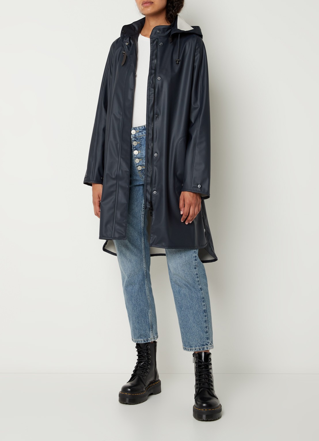Ilse Jacobsen Rain71 regenjas met afneembare capuchon en steekzakken - voorkant 3 donkerblauw