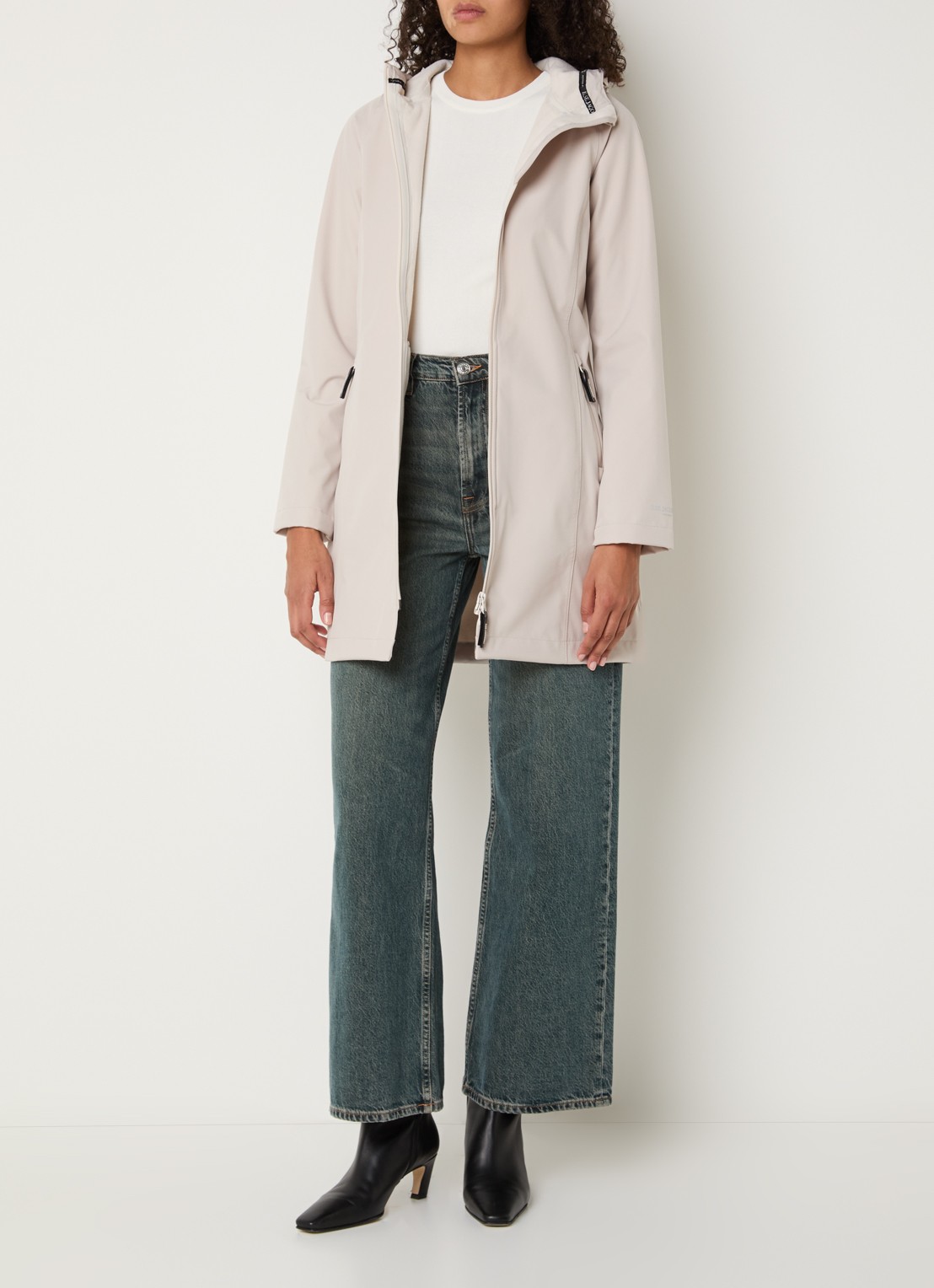 Ilse Jacobsen Regenjas met capuchon en ritszakken - voorkant 4 beige