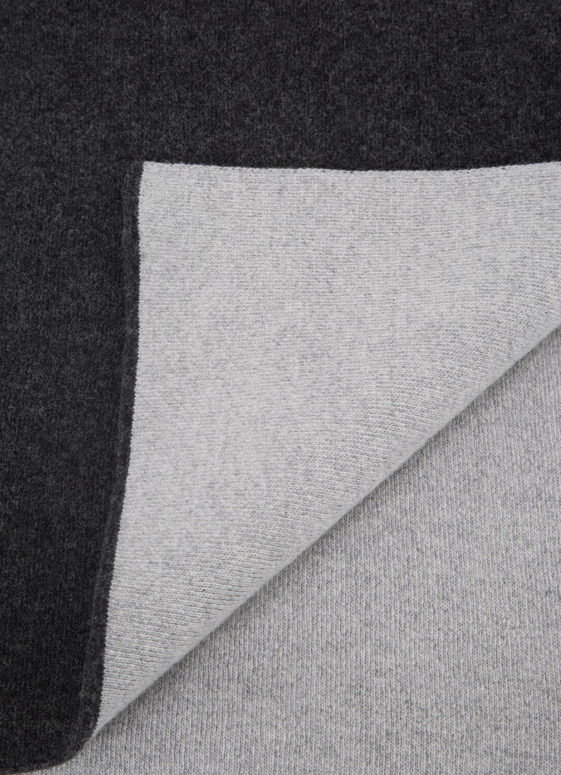 Iosis Verso plaid in wolblend 130 x 170 cm - detail 3 antraciet