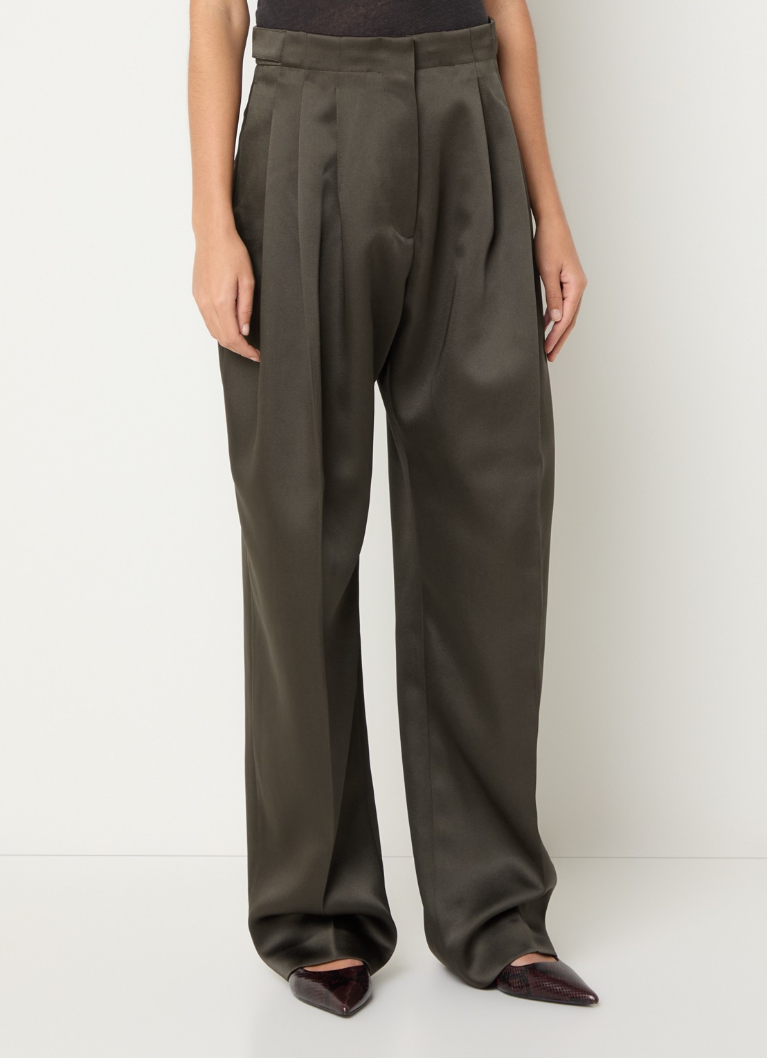 IRO Alabama low waist wide fit pantalon van satijn met plooidetail - detail bronsgroen