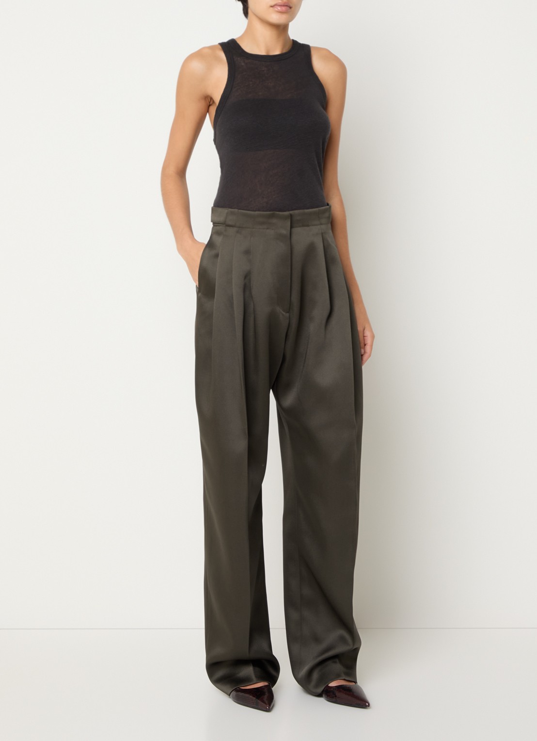 IRO Alabama low waist wide fit pantalon van satijn met plooidetail - voorkant 4 bronsgroen