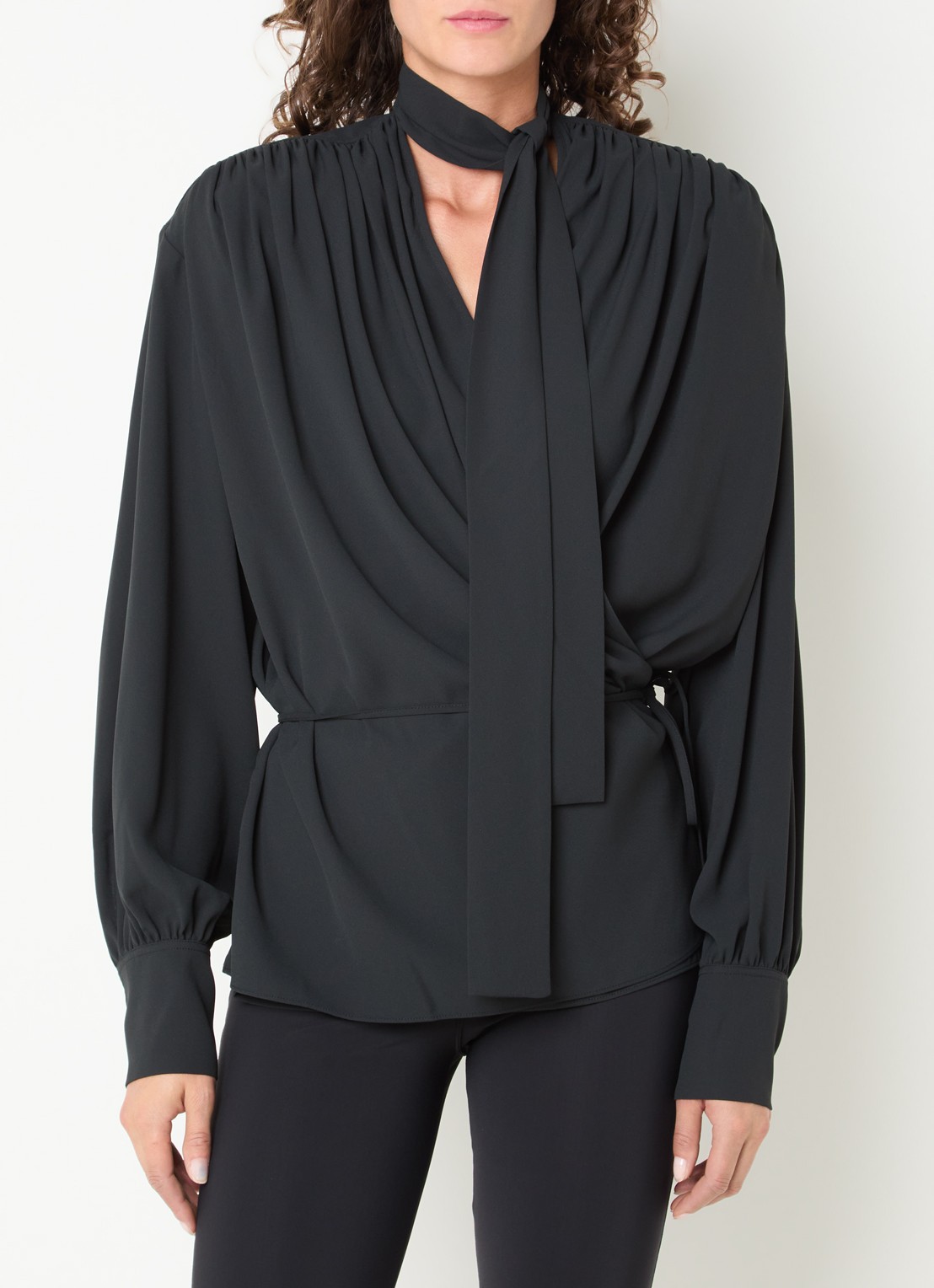 IRO Bliss wikkeltop met schoudervulling en sjaalkraag - detail zwart