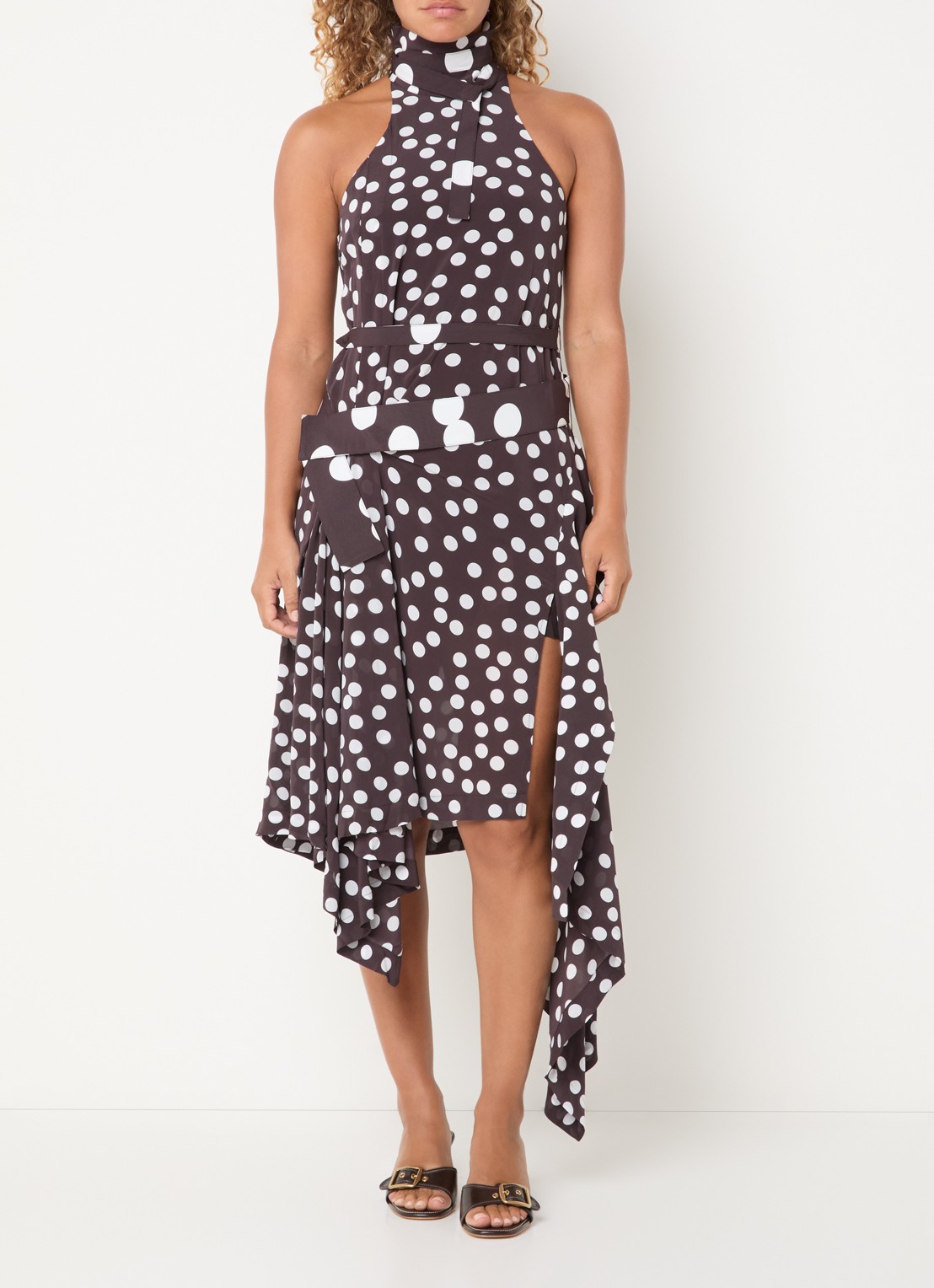 IRO Delila midi jurk met stippenprint en asymmetrisch detail - voorkant 2 donkerbruin