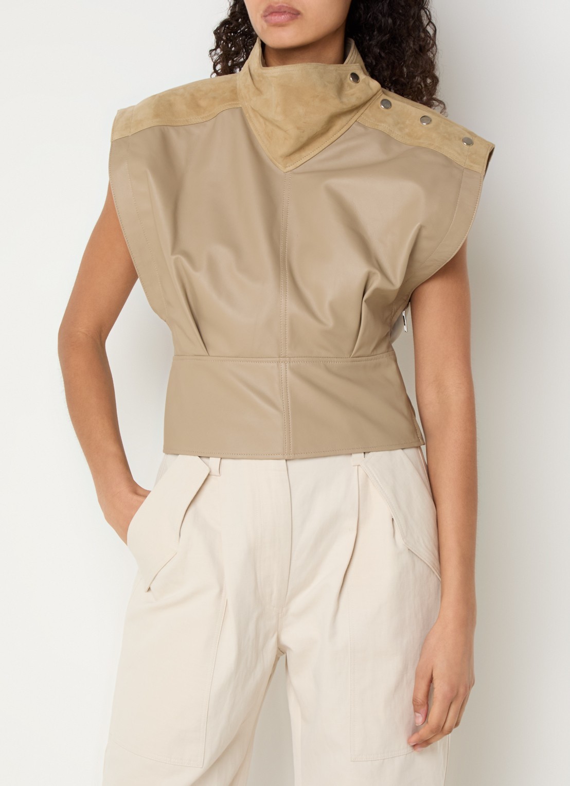 IRO Destiny top van lamsleer met opstaande kraag - detail khaki