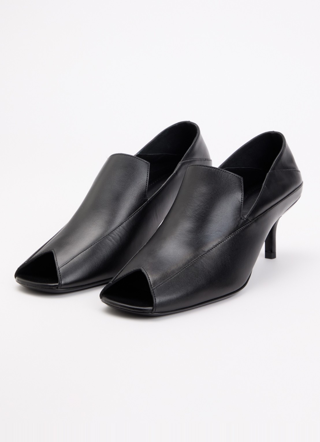 IRO Doll pump van leer  - detail zwart