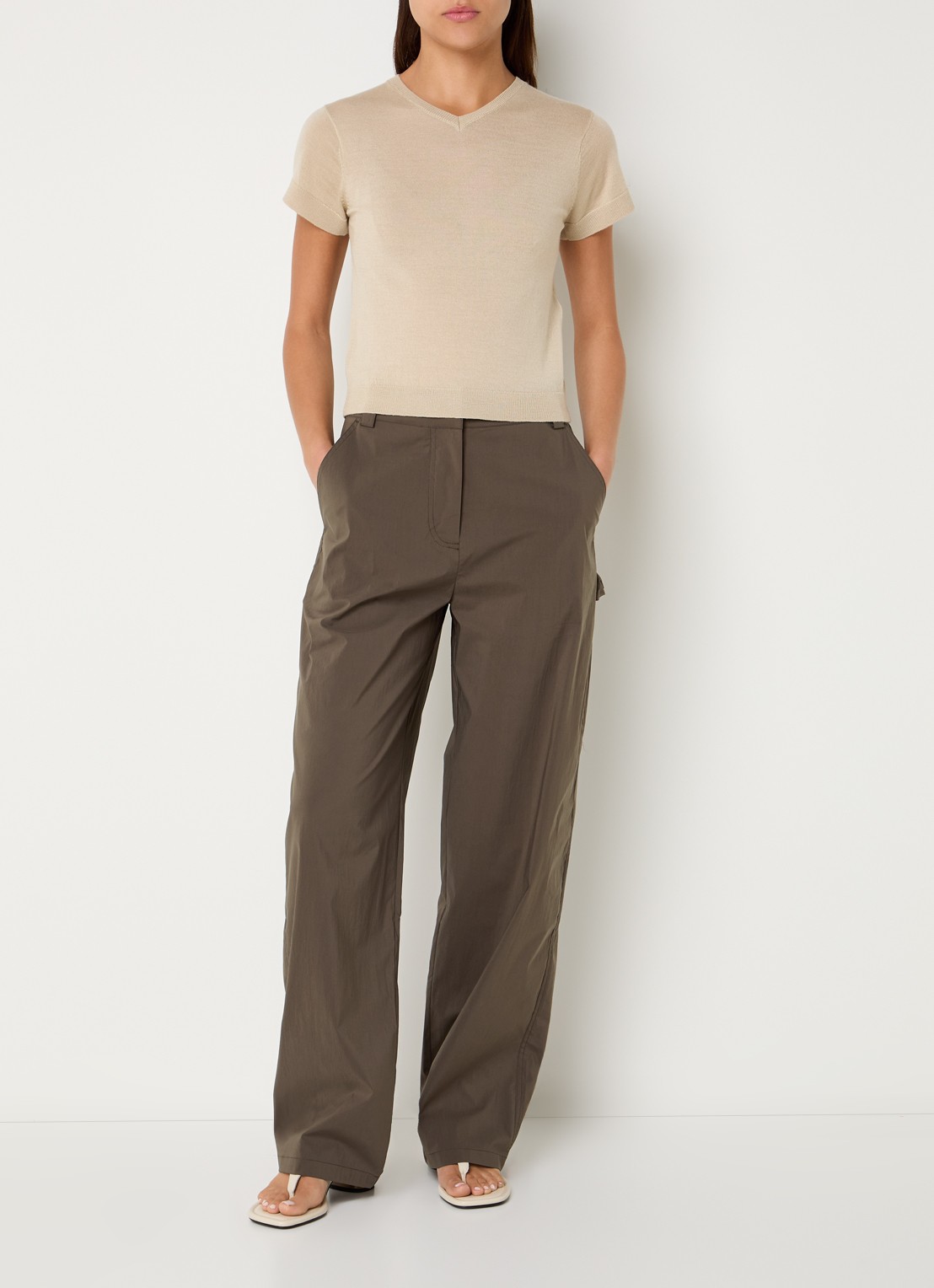 IRO Ellena mid waist straight leg broek met steekzakken - voorkant 2 lichtbruin