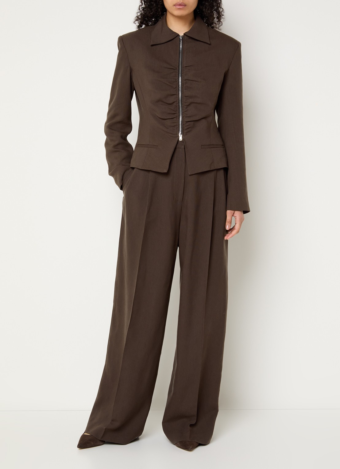 IRO Helis high waist wide leg pantalon met persplooi - voorkant 4 donkerbruin