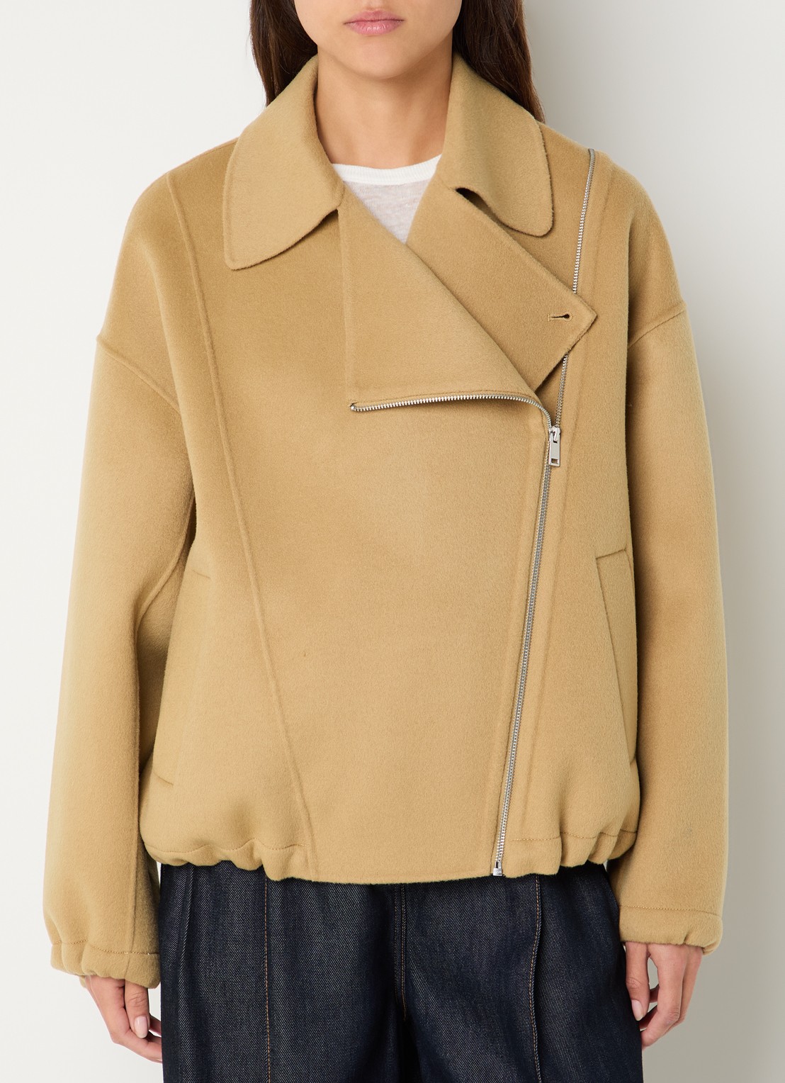 IRO Jijy jack in wolblend met asymmetrische hals - detail 4 camel
