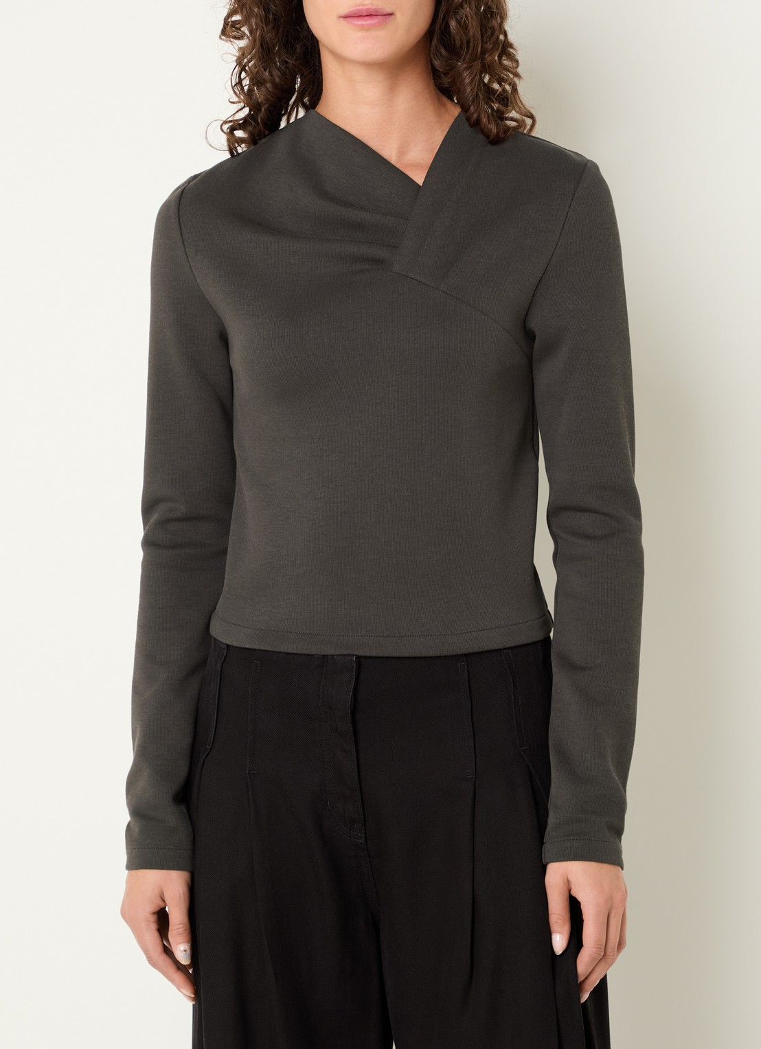 IRO Mala top met asymmetrische hals - detail 3 taupe