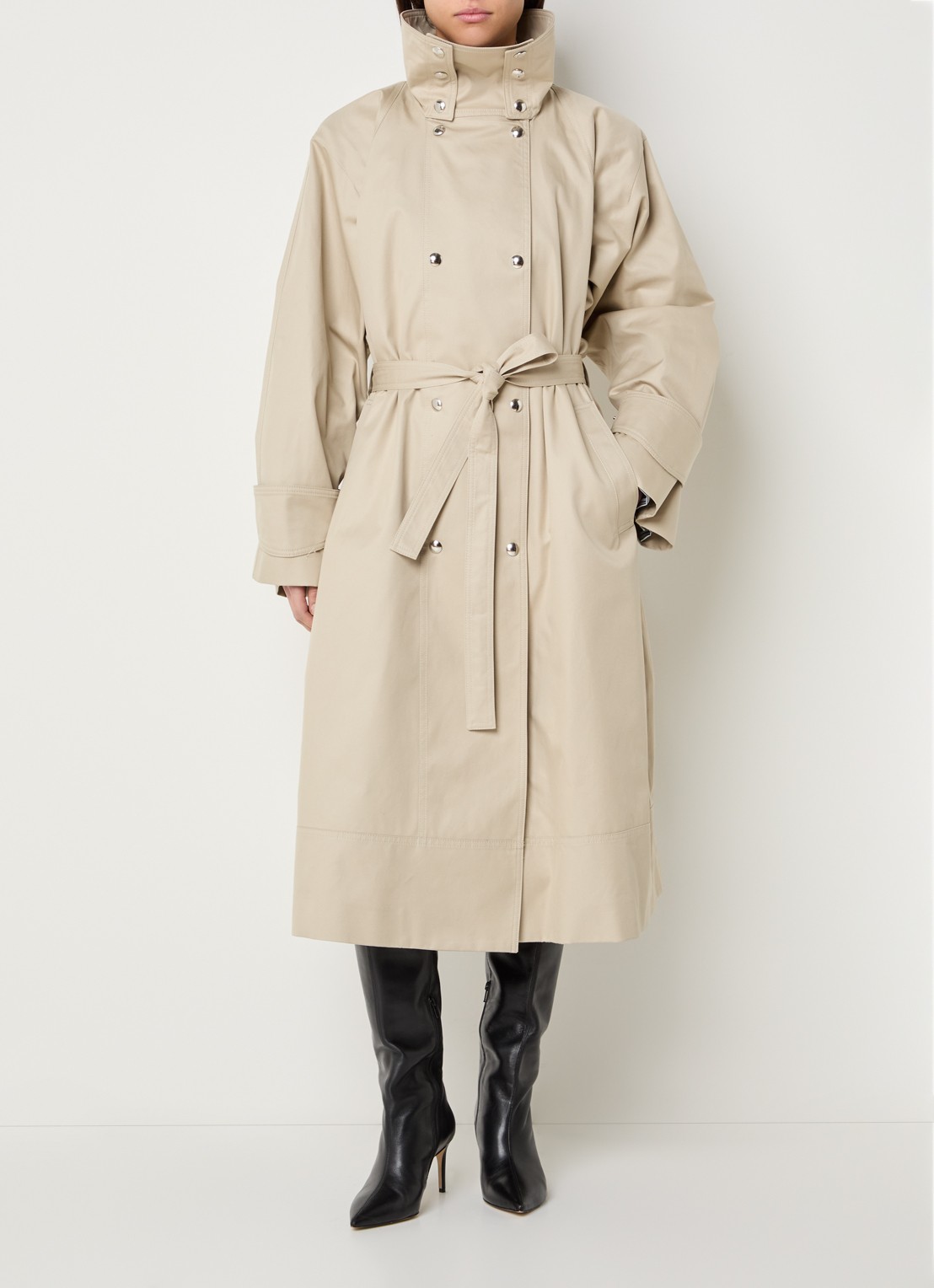 IRO Ranka trenchcoat met steekzakken en strikceintuur - detail 2 beige