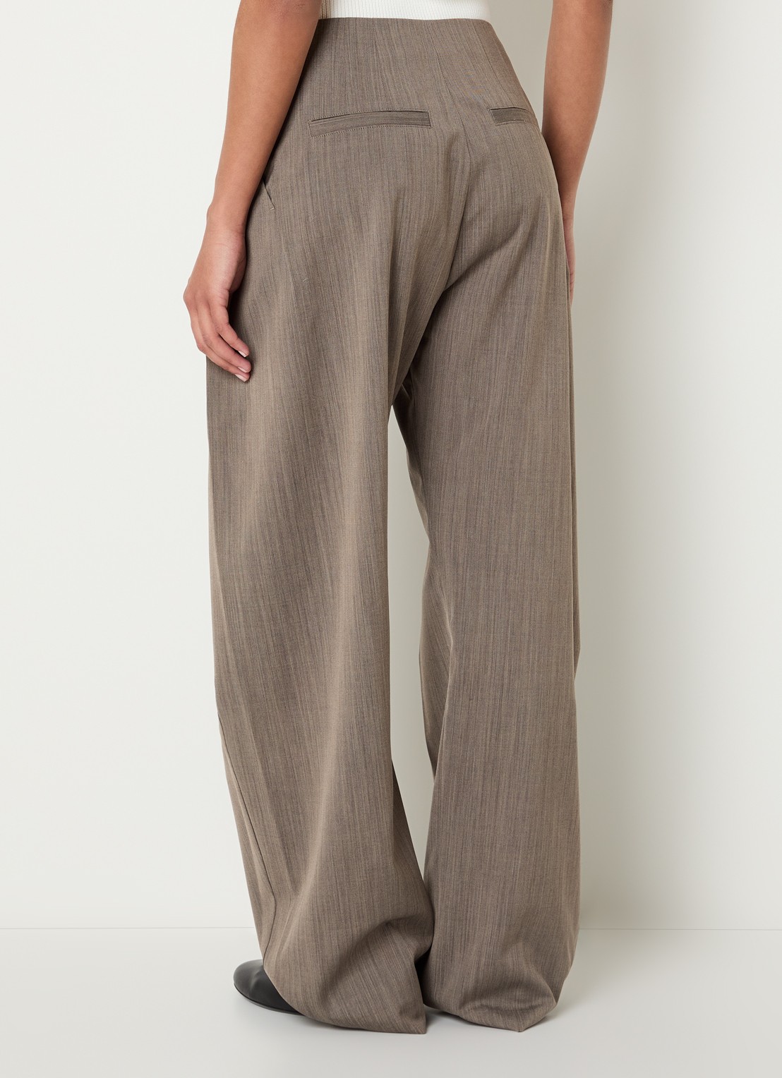 IRO Sauge high waist wide fit pantalon in wolblend met steekzakken - achterkant 2 donkerbeige