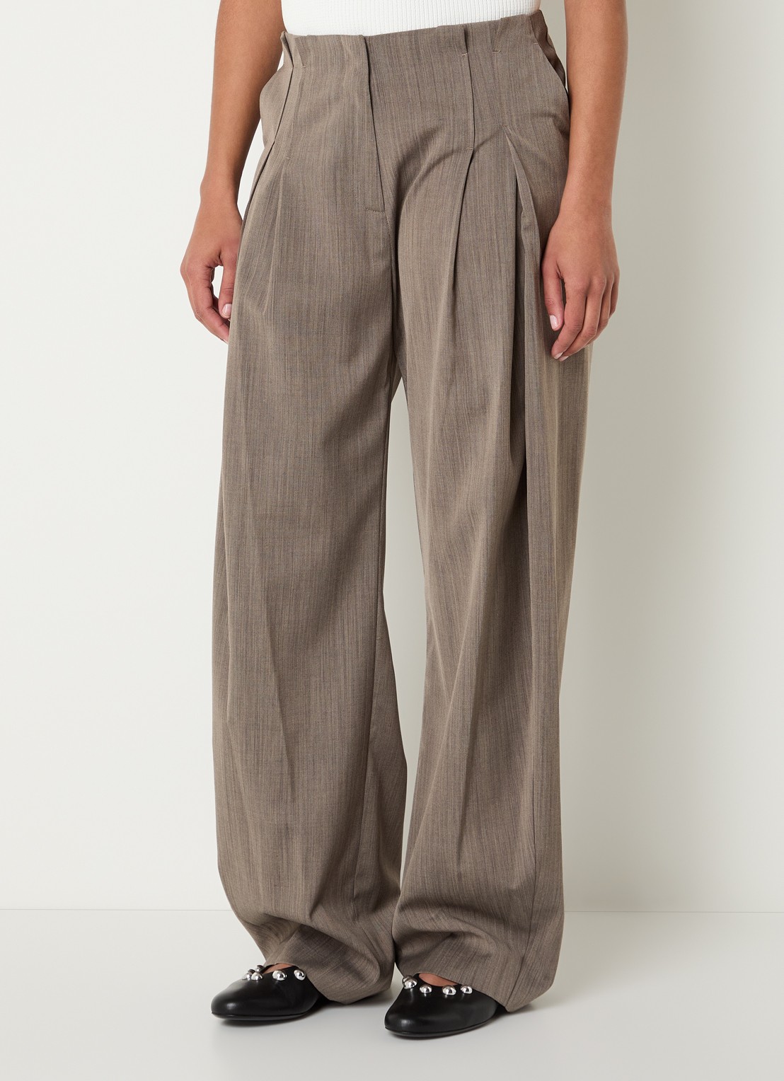 IRO Sauge high waist wide fit pantalon in wolblend met steekzakken - detail donkerbeige