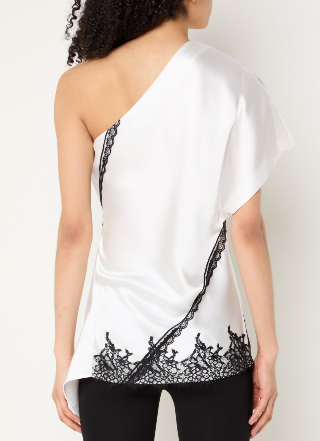 IRO Topazi  one shoulder top van satijn met details van kant - achterkant gebroken wit