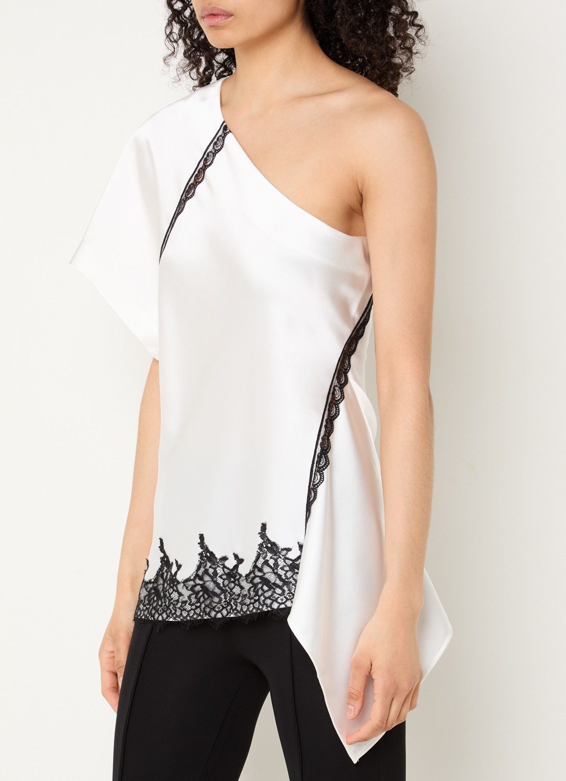 IRO Topazi  one shoulder top van satijn met details van kant - detail 4 gebroken wit
