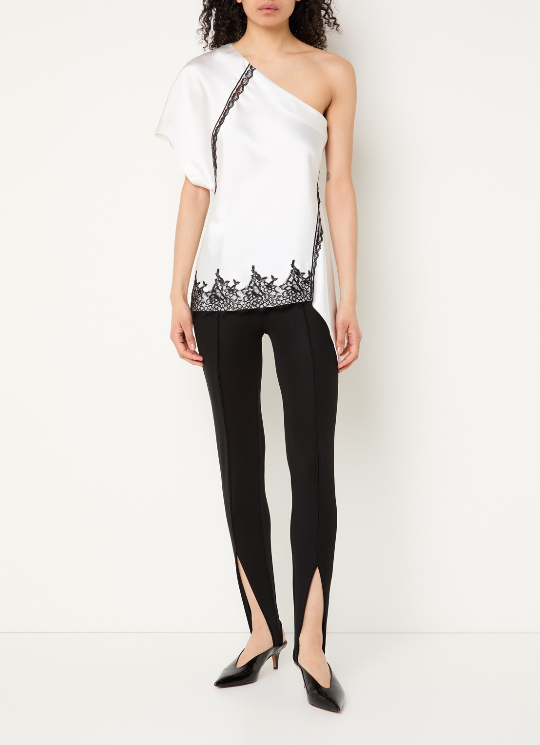 IRO Topazi  one shoulder top van satijn met details van kant - voorkant 3 gebroken wit