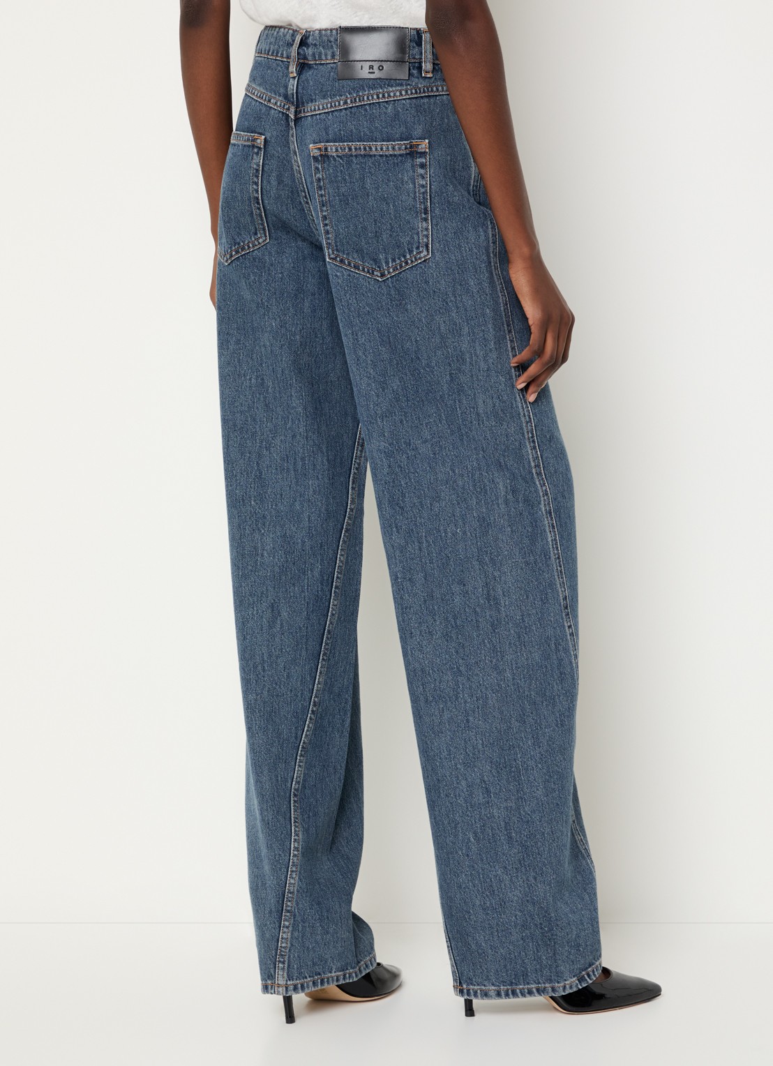 IRO Twist high waist wide fit jeans met medium wassing - achterkant indigo