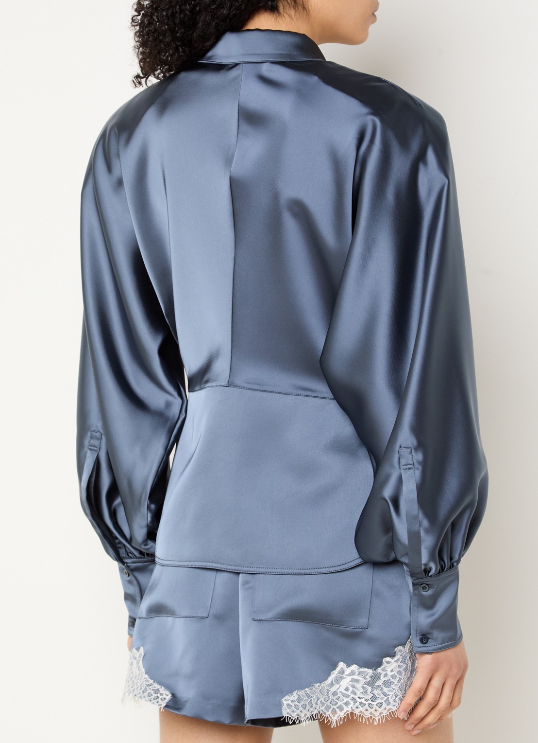 IRO Tyoha blouse van satijn met schoudervulling en ballonmouwen - achterkant staalblauw