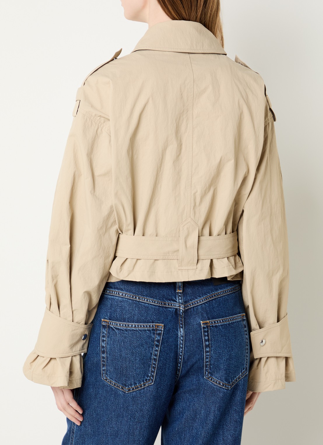 IRO Zynia cropped trenchcoat met steekzakken en strikceintuur - achterkant beige