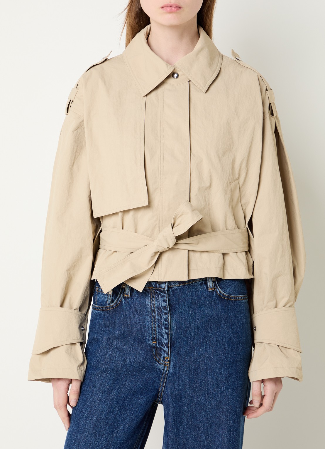 IRO Zynia cropped trenchcoat met steekzakken en strikceintuur - detail 2 beige