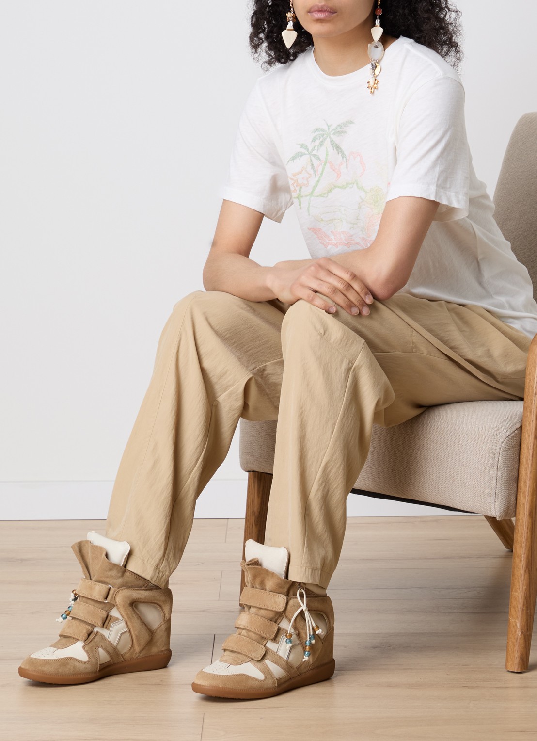 Isabel Marant Bekett sneakerwedge van kalfssuède - voorkant 5 beige