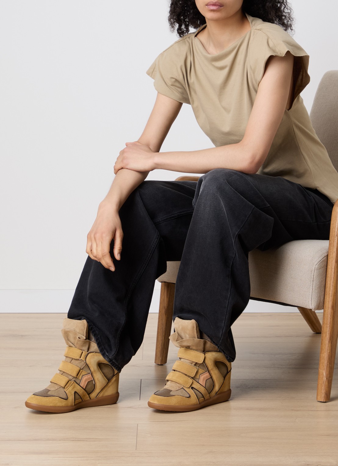 Isabel Marant Bekett sneakerwedge van kalfssuède - voorkant 5 khaki