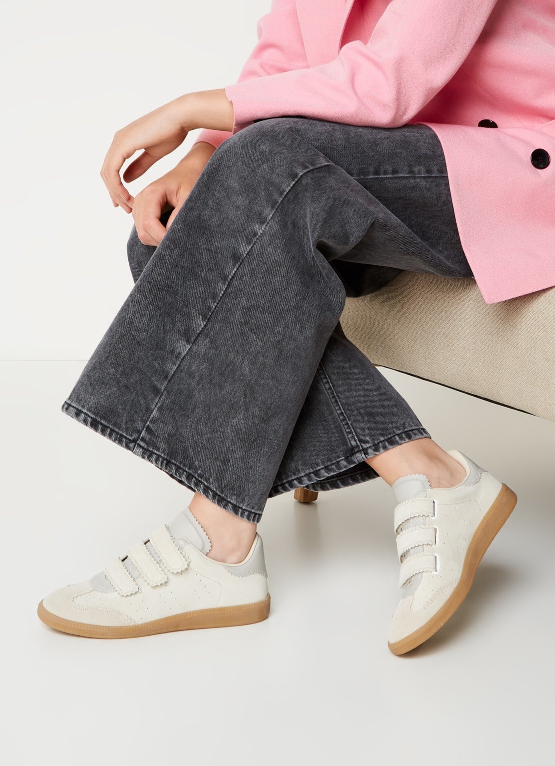 Isabel Marant Beth sneaker van suède  - voorkant 2 donkerbeige