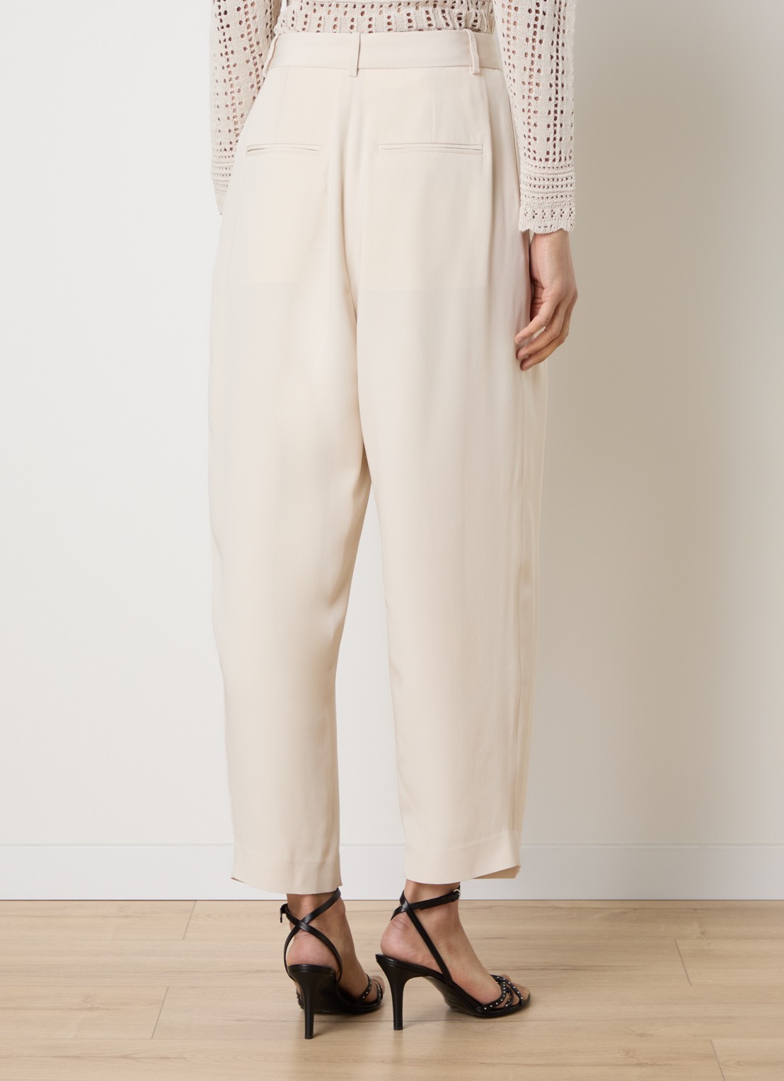 Isabel Marant Janice high waist tapered fit pantalon in zijdeblend - achterkant creme