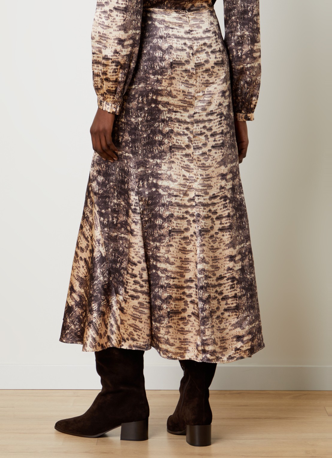 Isabel Marant Laren midirok van zijde met slangenprint - achterkant beige