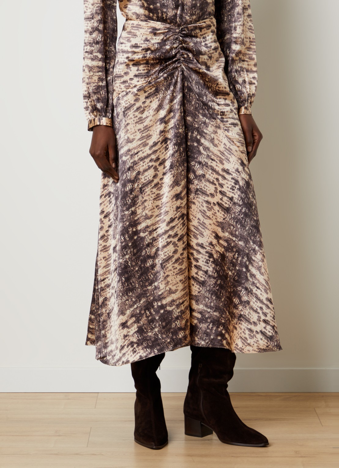 Isabel Marant Laren midirok van zijde met slangenprint - detail 2 beige