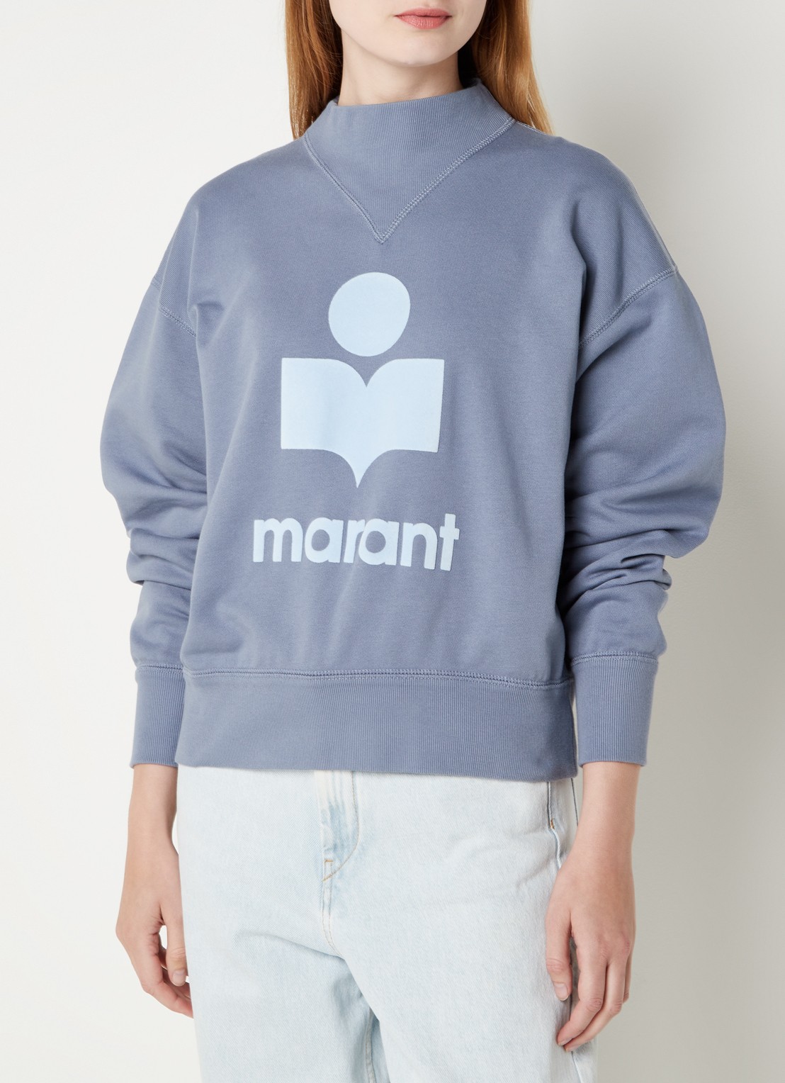 Isabel Marant Moby sweater met flock logoprint en opstaande kraag - detail staalblauw