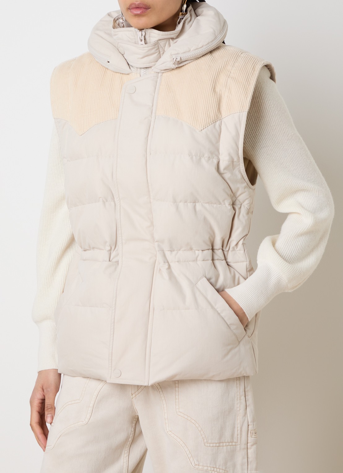 Isabel Marant Olfa bodywarmer met opbergbare capuchon en steekzakken - detail creme