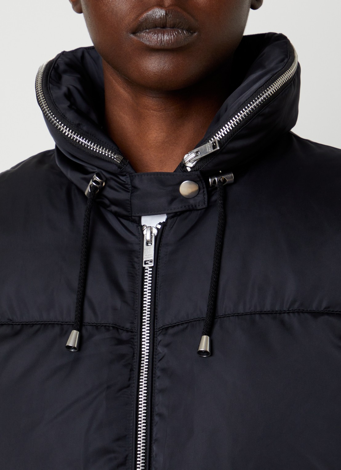 Isabel Marant Rilja puffer jack met donsvulling en opbergbare capuchon - detail 4 zwart