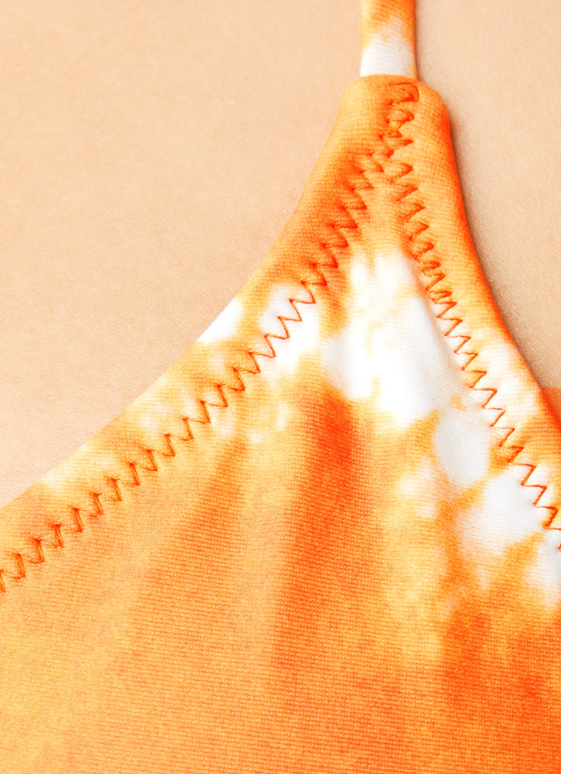 It's Now Cool Triangel bikinitop met uitneembare vulling en tie-dye dessin - detail 2 oranje