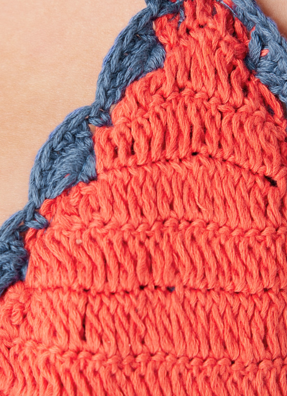 It's Now Cool Triangel bikinitop van crochet - detail 5 kersenrood